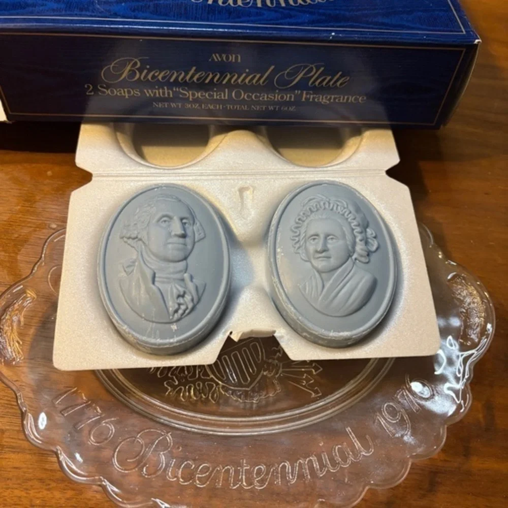 Avon Vintage United States 1776 Bicentennial 1976 Glass Plate and 2pc Soap Set